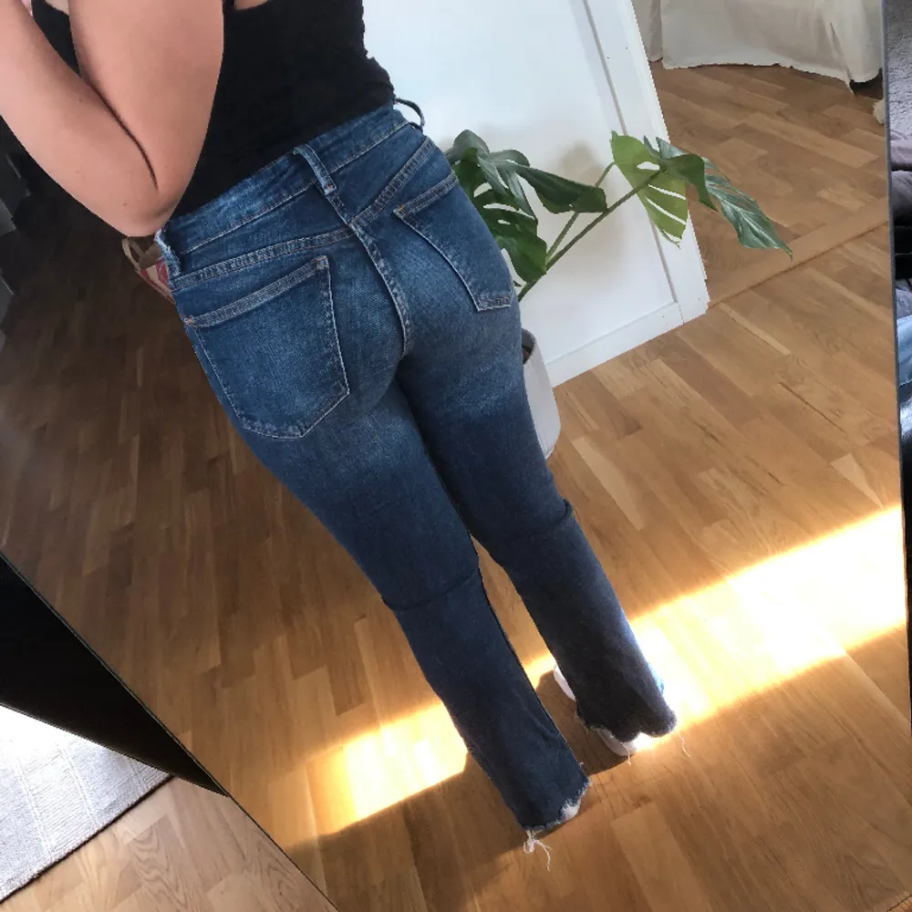 Smått utsvänga jeans från Zara i storlek 34, jag är 154cm. Jeans & Byxor.