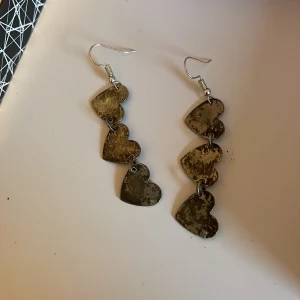 Hjärt örhängen  - Säljer dessa fina ❤️ örhängen då jag inte använder dem säljer dem för 50kr+ frakt 