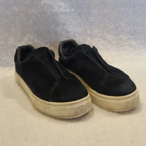 Eytys Doja Laceless - Säljer mina snygga Eytys Doja Laceless skor i storlek 43. Sköna & bekväm sula, i bra skick, att gå i. Om ni har frågor är det bara och fråga. Behöver en liten rengöring.