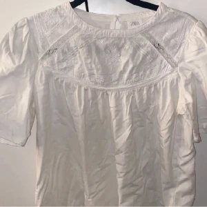 Zara topp - Supersöt t-shirt från zaras barnavdelning, passar mig som bör xs-s! 