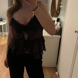 Zara volangtopp  - Säljer denna jättepopulära zara topp som är slutsåld. Har dock inte kommit till användning så är i nyskick💕nypris 400