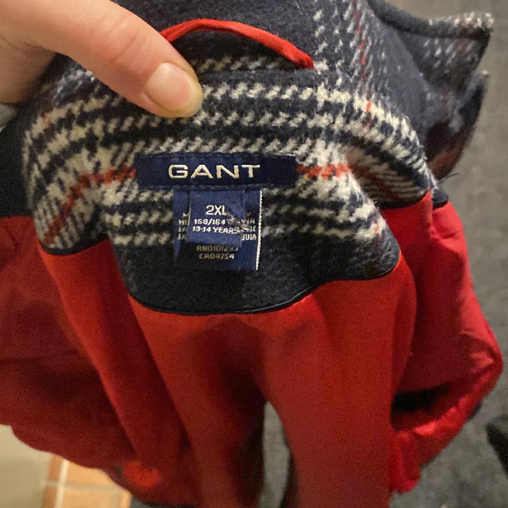Säljer denna supersnygga jacka ifrån Gant.😍 I bra skick, storlek 158-164 cm. Men skulle säga att den även passar XS-S. Kolla gärna mina andra annonser 🫶🩷. Jackor.