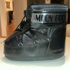 moon boots - äkta moon boots i ny skick, säljs ändast då dom inte kommer till användning. ny pris=2099  säljer de för 750 prutat och klart kom privat för fler bilder eller om du har frågor🫶 modell: classic low glance black ⚠️frakt ingår ej om du inte bor i jönköping!!