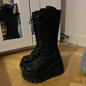 DEMONIA SHAKER 72 - Skorna är nästantill oanvända och har minimala märken! Dem är Womens 7 som motsvarar 37,5 och dem är 11,4 cm höga. Säljer dem för att jag inte använder dessa alls, ställ gärna frågor :) 