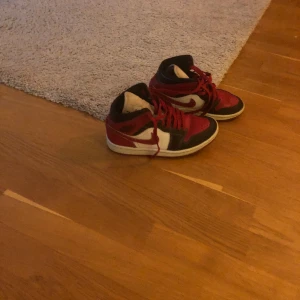 Jordan 1 mids - Riktiga, 6,5/10 skick, og box kommer inte skriv om ni vill köpa för mindre