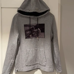Limitato hodie  - Säljer nu denna sjukt snygga limitato hodie | ny pris 4000 kr | mitt pris 1499 kr | skick 9/10 | Hör av dig vid lilla minsta fundering 😁🤝