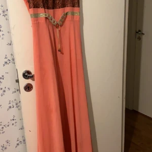 Klänning - Bra fint silk matrial, storlek M-L, rosa. Nästan helt oanvänt. 