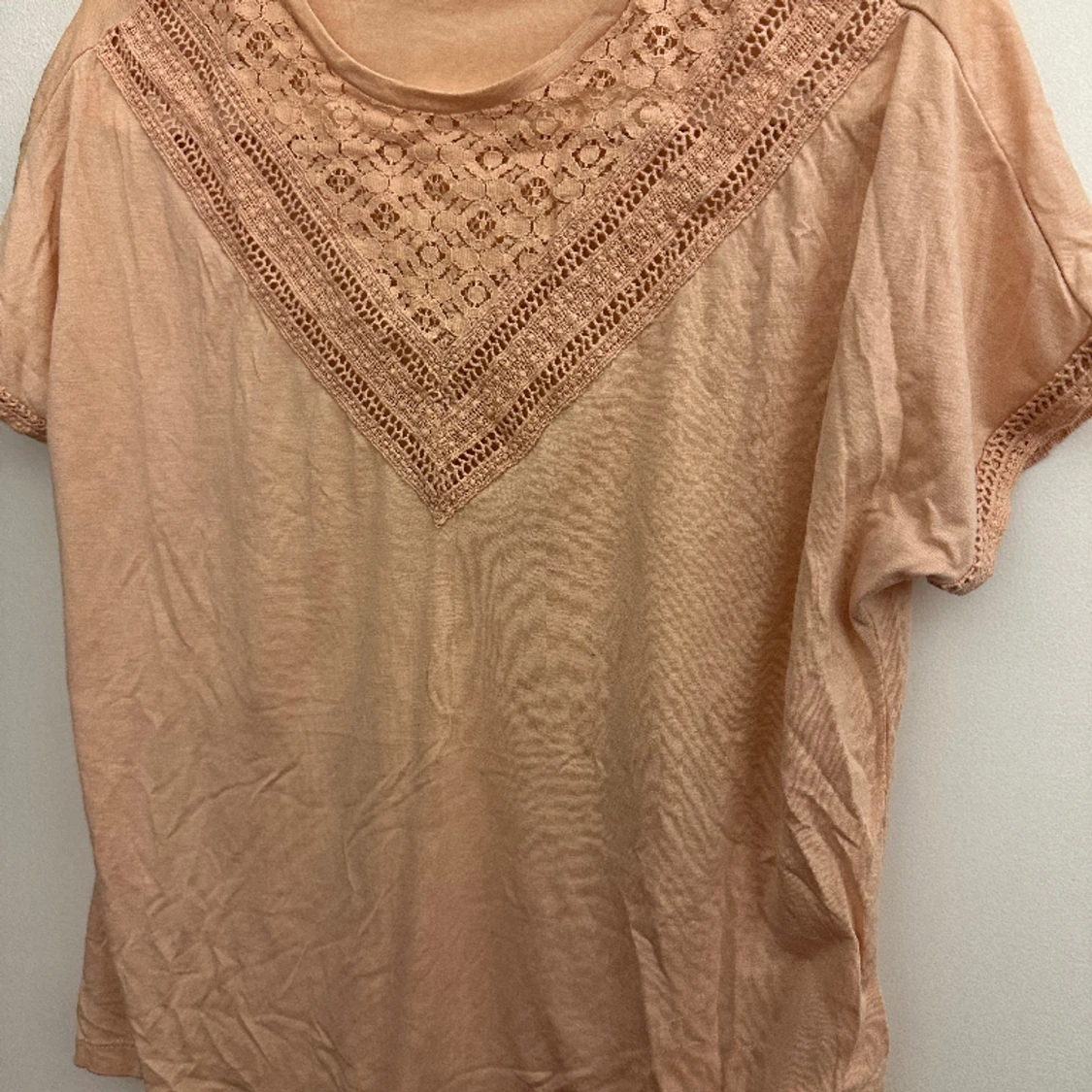 Kortarmad tröja med snygga detaljer 