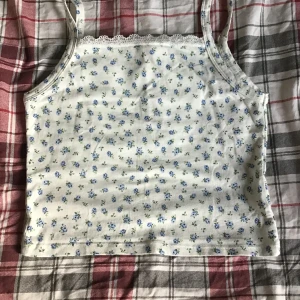 Spets linne - En blommig blå vit spets linne from H&M Kids men passar som ett XS, har använts väldigt få gånger.
