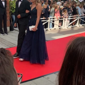 Balklänning - Säljer nu min super vackra balklänning, endast använd en gång så i absolut nyskick. Kom privat för mer bilder och information💕har även lappen till klänningen kvar!☺️