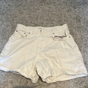 Shorts beige  - Super fina o sköna shorts. Knabbt andvända! Nypris ca 320 kr!