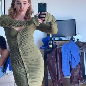 A-DDGN klänning - Säljer min fina klänning från A-DDGN som inte kommer till användning längre. 