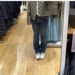 Säljer dessa Zara jeans som ej kommer till användning längre💗 Inga defekter💕 Lånade bilder!!