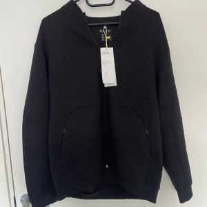 H&M Zip Hoodie - Tja, säljer nu en oanvändbar zip hoodie från H&M Move. Materialet är ett mer mjukt och skönt än vanlig bomull. Skriv gärna vid prisförslag eller funderingar (priset är inte ristat i sten)👍