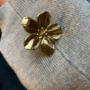 Blom ring - En jätte fin Blom ring som jag fick i julklapp men säljer då jag andvänder silver💕 Vet inte vart den är i från, men ställ gärna fler frågor💕Man kan ändra storleken
