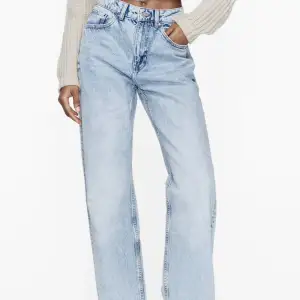 Detta är ett par blå raka jeans köpta på zara för en månad sen. Dem är raka i modellen och långa. Köptes för 399 och har endast använts 1 gång inomhus. Hör av er vid eventuella frågor!