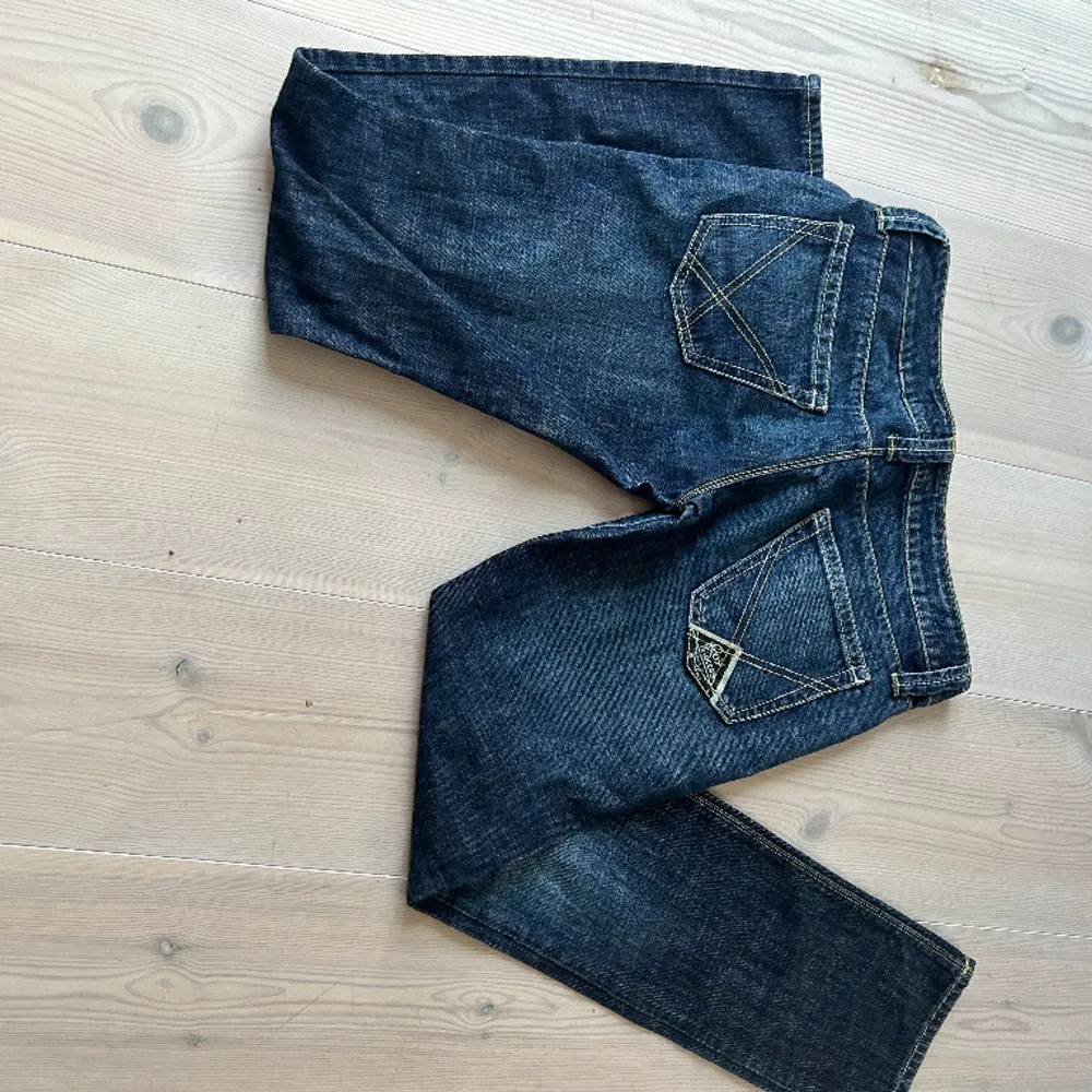 Sjukt snygga lågmidjade jeans från Ray Rogers, köpte second hand i Amsterdam men använde aldrig för de var för små :/ I jätte bra skick! . Jeans & Byxor.