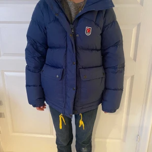 Fjällräven Expedition XS - Sparsamt använ marinblå Fjällräven i XS. Självklart äkta!  Inköpt på Naturkompaniet i Stockholm.  Down Lite