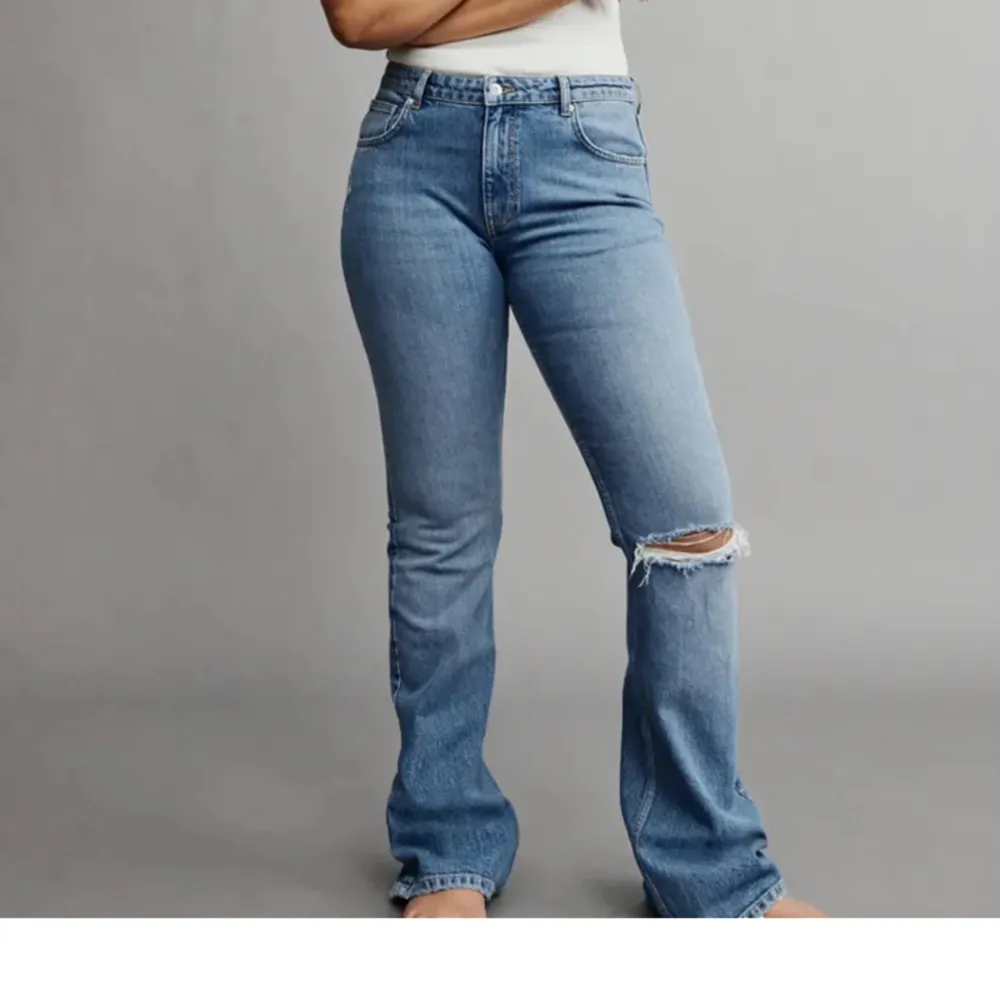Säljer dessa slutsålda jeans pågrund av att dom ej kommer till användning💗 St 36 men passar 34. Jeans & Byxor.