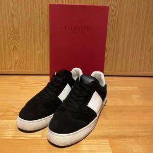 Valentino Flycrew - Säljer nu dessa efterfrågade Valentino Flycrews. Dem är i toppskick med alla nitar kvar! Dessa är i storlek 37,5 men är stora i storleken och lär passa 38,5 också! Box & dustbag medföljer. Tveka inte om att höra av er.