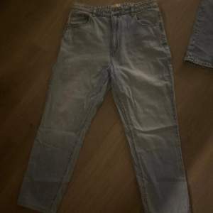 Mid Waist jeans ifrån märket abrand, köpta på jenasbolaget. Använda max 5 gånger och i jättefint skick🩵