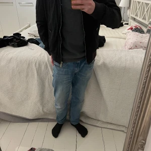J lindberg jacka - Sjukt snygg j lindberg jacka som har använts typ 1 sommar. Jackan är i bra skick dock lite smått solblekt på insidan vilket man inte ser vid användning.  Jackan är i storlek M och är väldigt true to size.Tvivla inte på att skriva vid frågor.💯😊