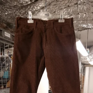 Mörkbruna Levi's manchesterbyxor - 70-tals Levi's i otroligt fint skick Storlek: 32/32 Färg: Mörkbrun (lite mörkare i färgen än på bilderna)