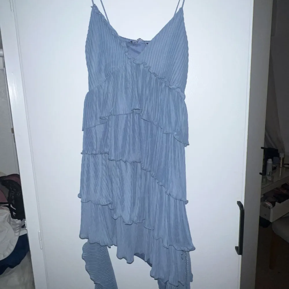 Fin blå klänning från zara i storlek M 🫶🏼 oanvänd med lapp kvar! Möts upp i Tc eller fraktar. . Klänningar.