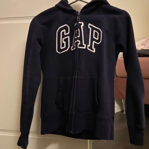 GAP hoodie 💙 - jättefin marinblå GAP hoodie i stl XS! dragkedjan kan vara lite konstig 