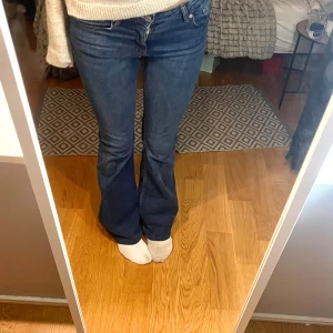 Bootcut only jeans - I bra skick. Midwaist/lowwaist. Midja: 35cm tvärs över innerben: 80cm  Köp görs via köp nu funktionen ❣️