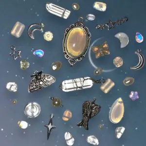 Kommer mer saker snart ^^🌙✨🌟 Opalite, glaspärlor, recycled sötvattenpärlor, stjärnor, månar osv 