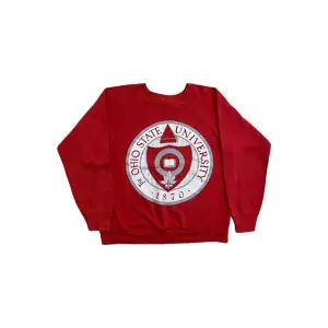 Ohio State University Signal Vintage sweatshirt ❤️   Pris: •199kr  Stl: L  Bredd 54cm Längd 63cm  Kontakta oss för mer info🤍 