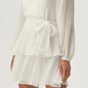 Vit klänning med volanger  - En superfin klänning med volanger. Finns en liten knapp vid bysten om man vill vara mer bekväm. Aldrig använd, utan prislapp. Perfekt till student, midsommar eller sommarfest. Finns även fler bilder om man önskar. 