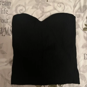Svart topp - Svart topp från nakd, aldrig använd endast testad! Storlek S men passar även XS💗 Pris går att diskutera!