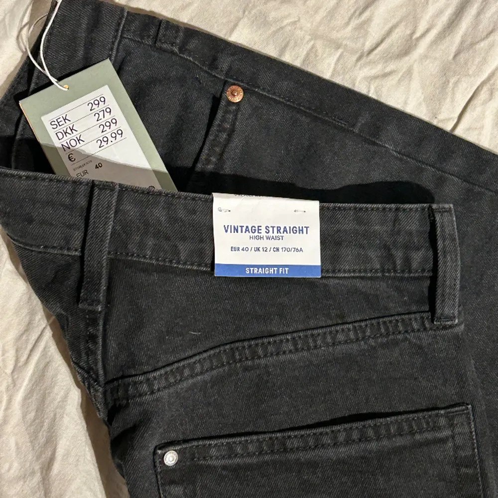 Ett par svarta vintage straight jeans med hög midja, storlek 40. Dem är nyköpta och aldrig använda. . Jeans & Byxor.