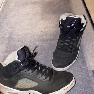 Ett par riktigt snygga jordan 5 moonlight (oreo) i storlek 44, de är såklart äkta och köpta för 2 år sedan och inte använda på ett tag, skick 8/10. Ett par nya resale kostar runt 4000