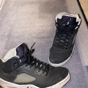 Jordan 5 moonlight - Ett par riktigt snygga jordan 5 moonlight (oreo) i storlek 44, de är såklart äkta och köpta för 2 år sedan och inte använda på ett tag, skick 8/10. Ett par nya resale kostar runt 4000