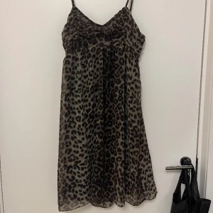 Leopard klänning - Jättesnygg klänning som aldrig blivit använd då den är lite stor för mig. 