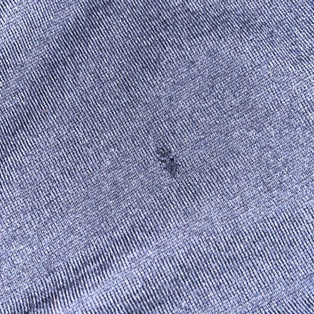 En skön mörkblå crewneck från uniqlo i nått skönt cashmere liknande material. Passar 180 ungefär. Litet hål nere på tröjan men det syns knappt annars inga defekter.. Tröjor & Koftor.