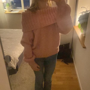 Rosa of shoulder stickad - Jag säljer min fina stickade tröja från Gina tricot då den är lite förstor för mig, den är bara använd 2 ggr💕