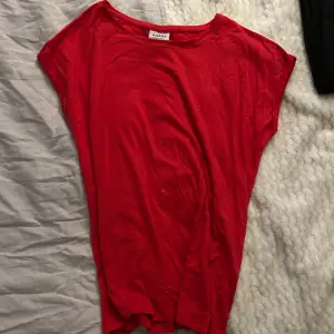 Röd tröja från vero Moda. Väldigt mjukt material och bara använd 1 gång. 