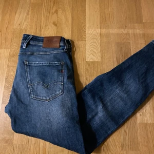 Replay jeans - Ett par riktigt snygga och trendiga replay jeans i färgen mörkblå med slim fit med modellen anbass. Jeansen har en riktigt snygg fade också. Skicket är 9/10! Hör av er vid mer frågor!