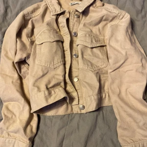 Jeans jacka  - Säljer min jeans jacka från Gina Tricot använd men bra skick🩷👚