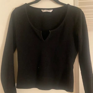 Tröja - Så fin tröja med detalj där fram💖 