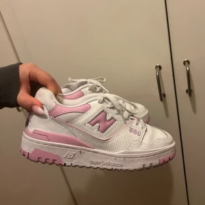 New Balance 550 - Använda max 3 gånger! Lite smutsiga inuti men annars som nya 💕 köparen står för frakten 