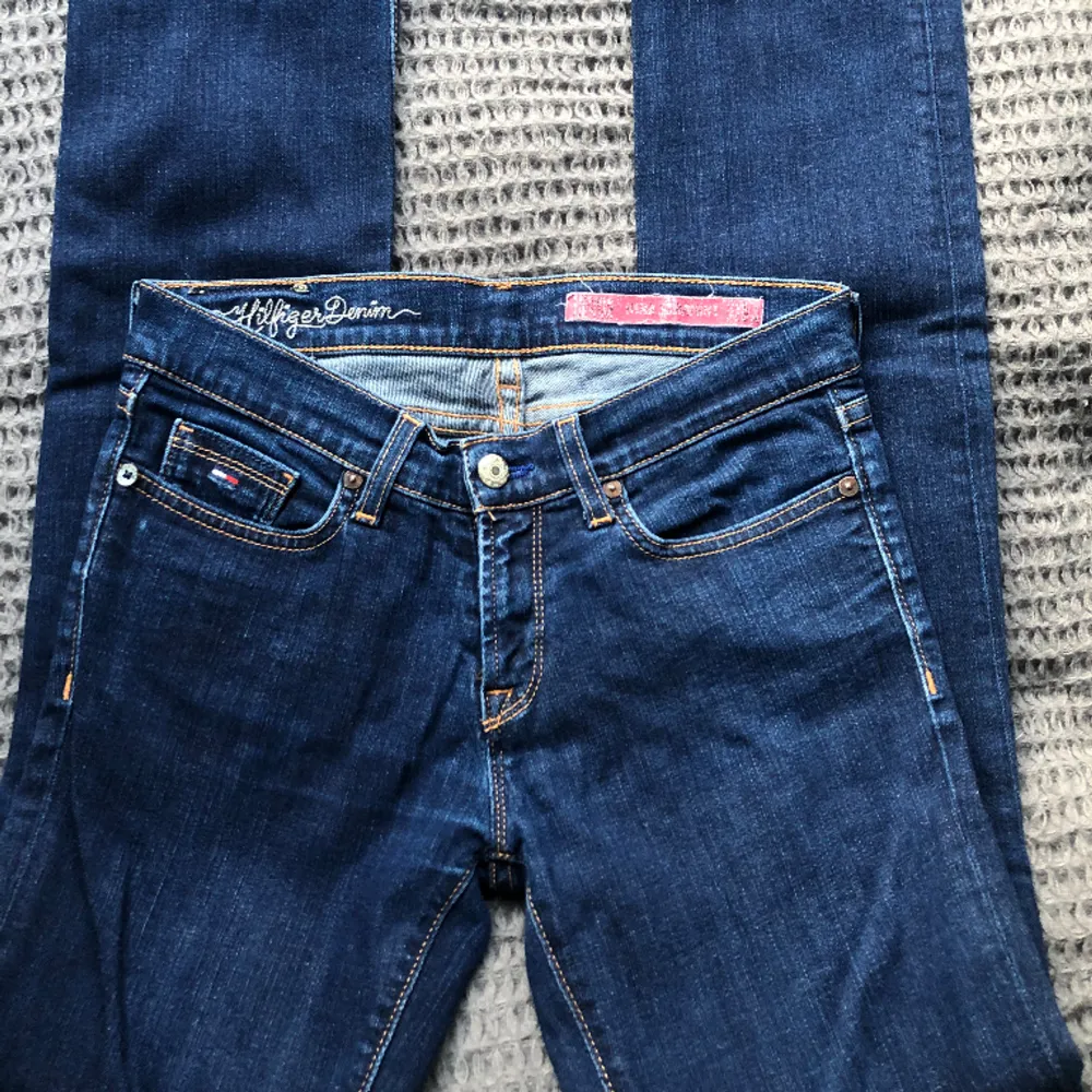 Blå low waist jeans från Tommy Hilfiger 💙 Köpta på sellpy som storlek M, skulle säga att de är som S och som slim fit. Superfint skick, säljes då de är för små för mig! Skriv vid frågor, tryck gärna på köp nu 💖. Jeans & Byxor.