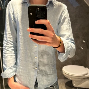 Linneskjorta  - Linneskjorta i bra skick  Nypris: 600kr Storlek XS men stor i storleken så passar S/M 