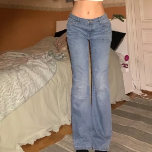 Levis jeans - Levis 515 bootcut i perfekt skick, säljer pga för stora för mig! Midjemått omkrets 83, innerbenslängd 79