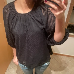 Trekvartsärmad blus - En söt trekvartsärmad blus🪩🪩🪩Den är i M! Bara att fårga om du undrar nåt💗
