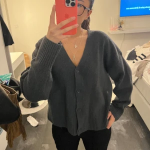 Stickad kofta - Grå stickad kofta från zara. Jätte bra skick. Frakt tillkommer 